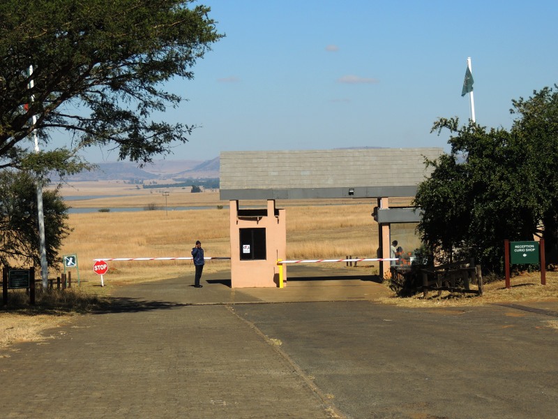 Entrance gate