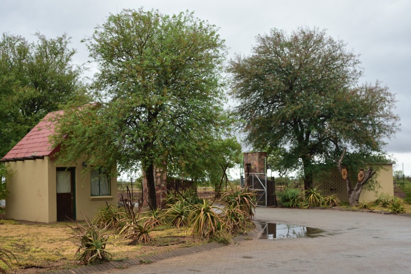 Entrance gate